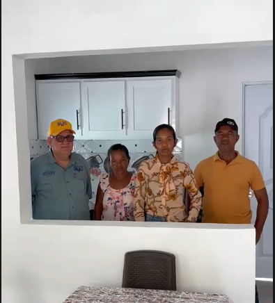 La pareja junto al equipo de la Fundación AYO en la nueva casa