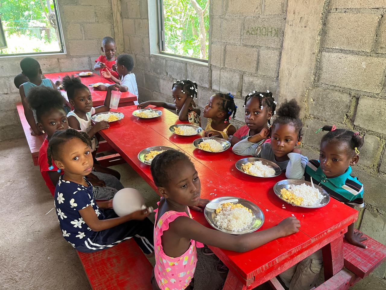 Niños alimentados en el comedor de La Meseta, Elías Piña