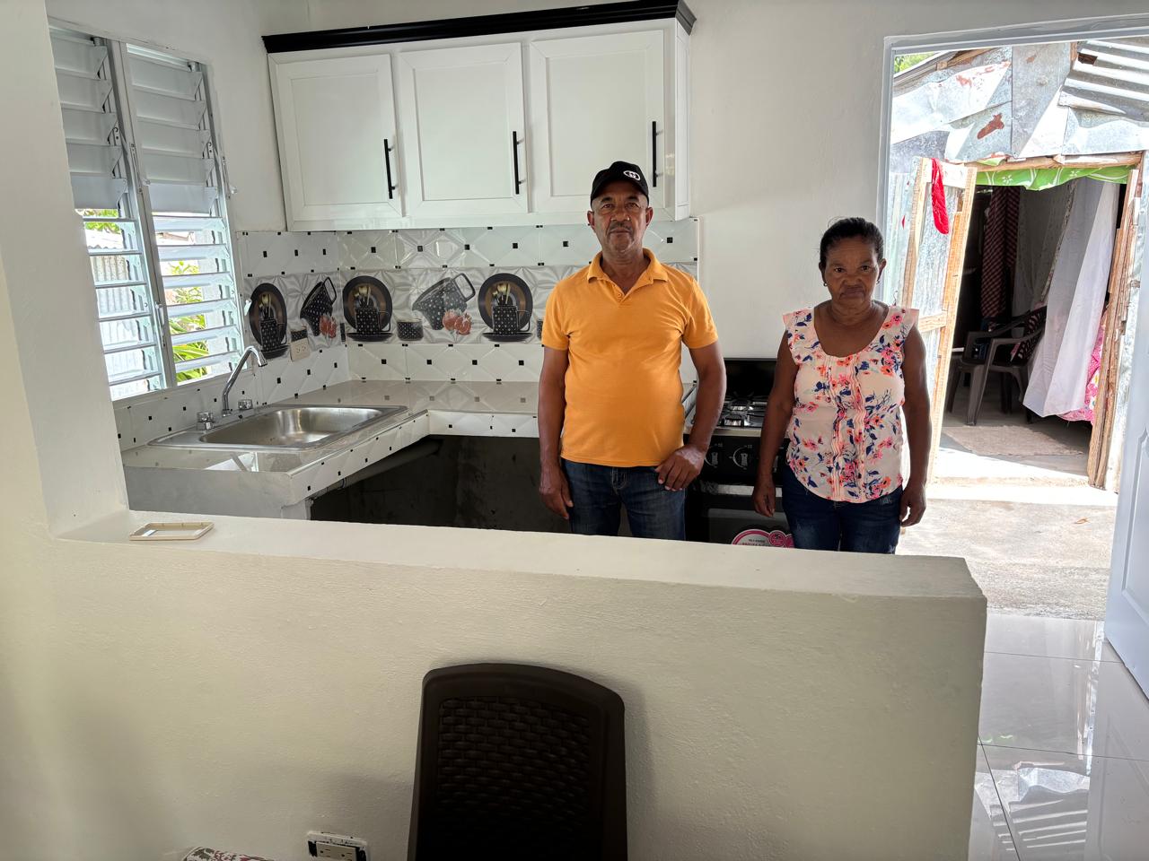 La pareja en su nueva cocina