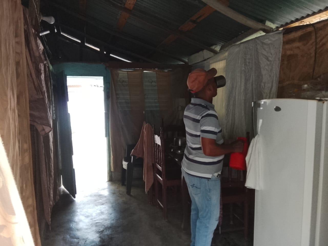 Interior de la casa anterior, con divisiones hechas de tela y techo de zinc
