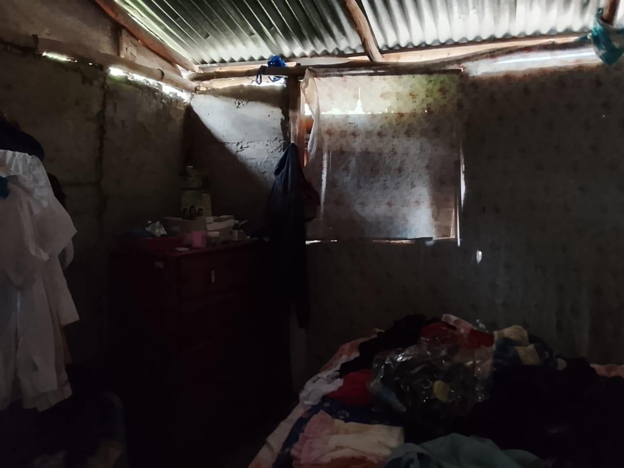 Otro dormitorio de la casa anterior, oscuro y deteriorado