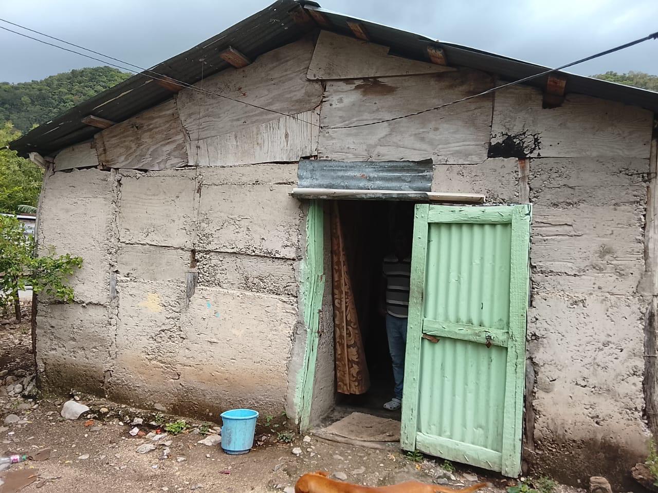 Fachada de la antigua vivienda, con puertas de madera deterioradas