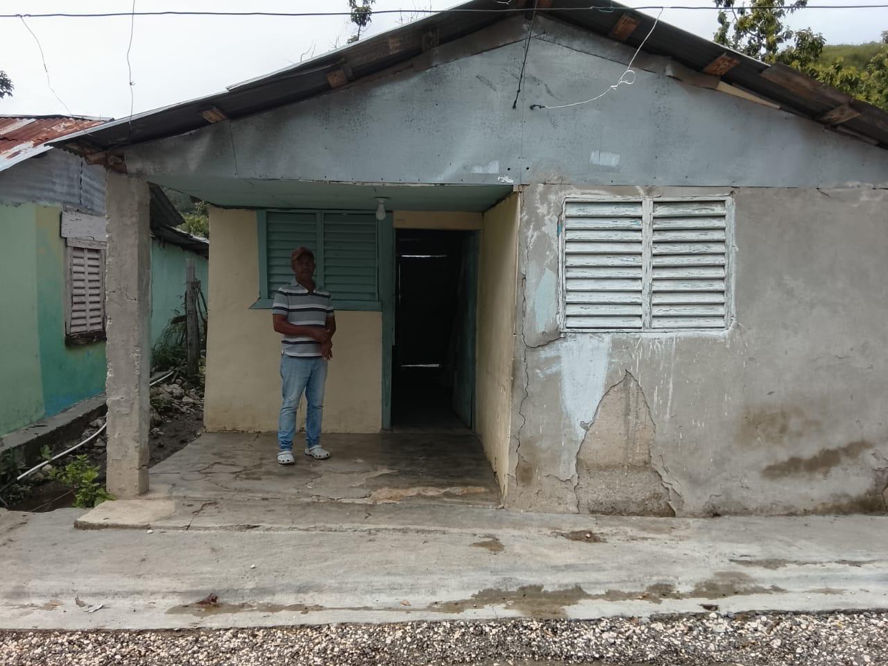 La casa anterior de la pareja, de paredes agrietadas y techo de zinc remendado