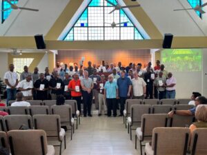 Pastores y líderes reunidos en la capacitación