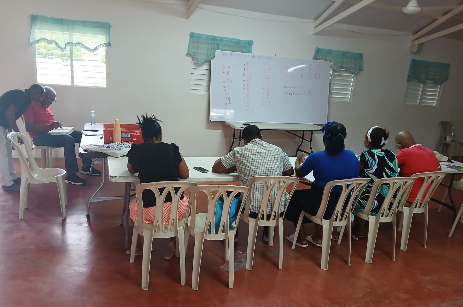 La clase de alfabetizacion reunida en El Carrizal