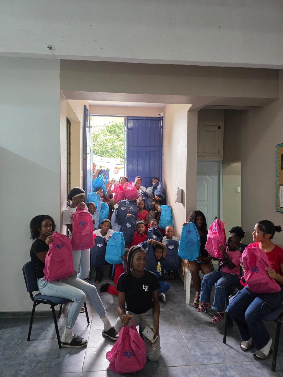 Niños de la Escuela Bíblica del dique del río Ozama con sus mochilas rosadas y azules