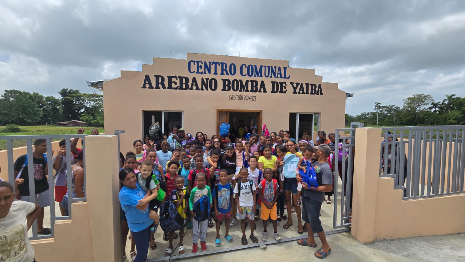 La comunidad de Bomba de Yaiba reunida frente al centro comunal el día de la entrega