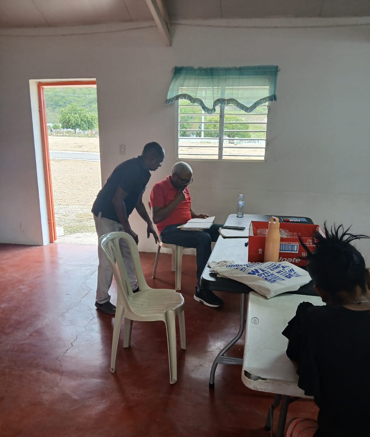 Paulino Susaña acompañando a un estudiante en su lectura